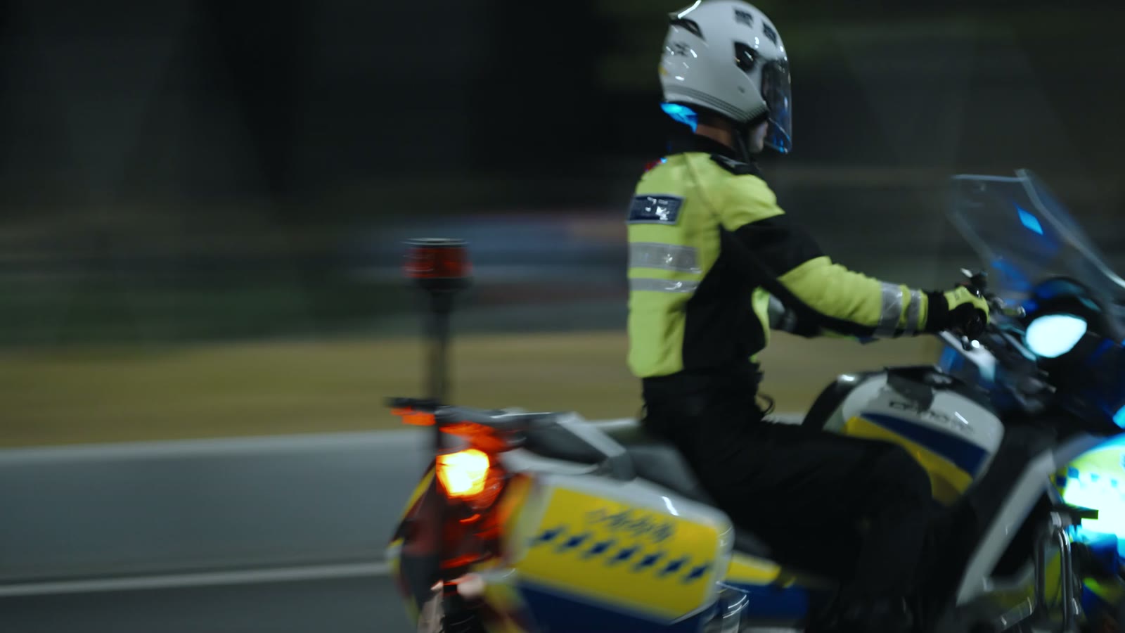 交警铁骑形象片 封面